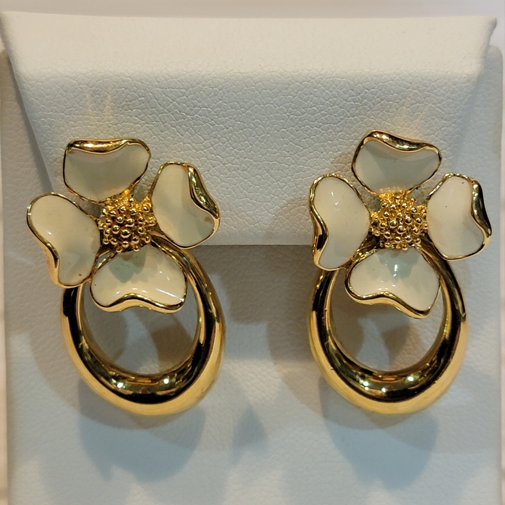 Vintage Cream Enamel Flower Gold Tone Door Knocker Clip On Earrings